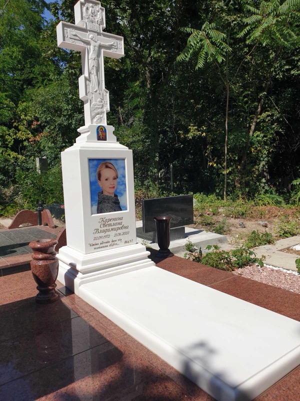 Фото в склі на білому пам’ятнику з хрестом