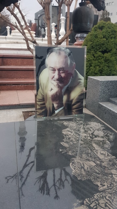 Кольоровий портрет на склі поруч із пам’ятником